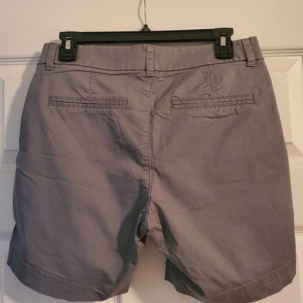 Like New "Old Navy" Mid Rise Everyday shorts! Size: 2 Color: Gray